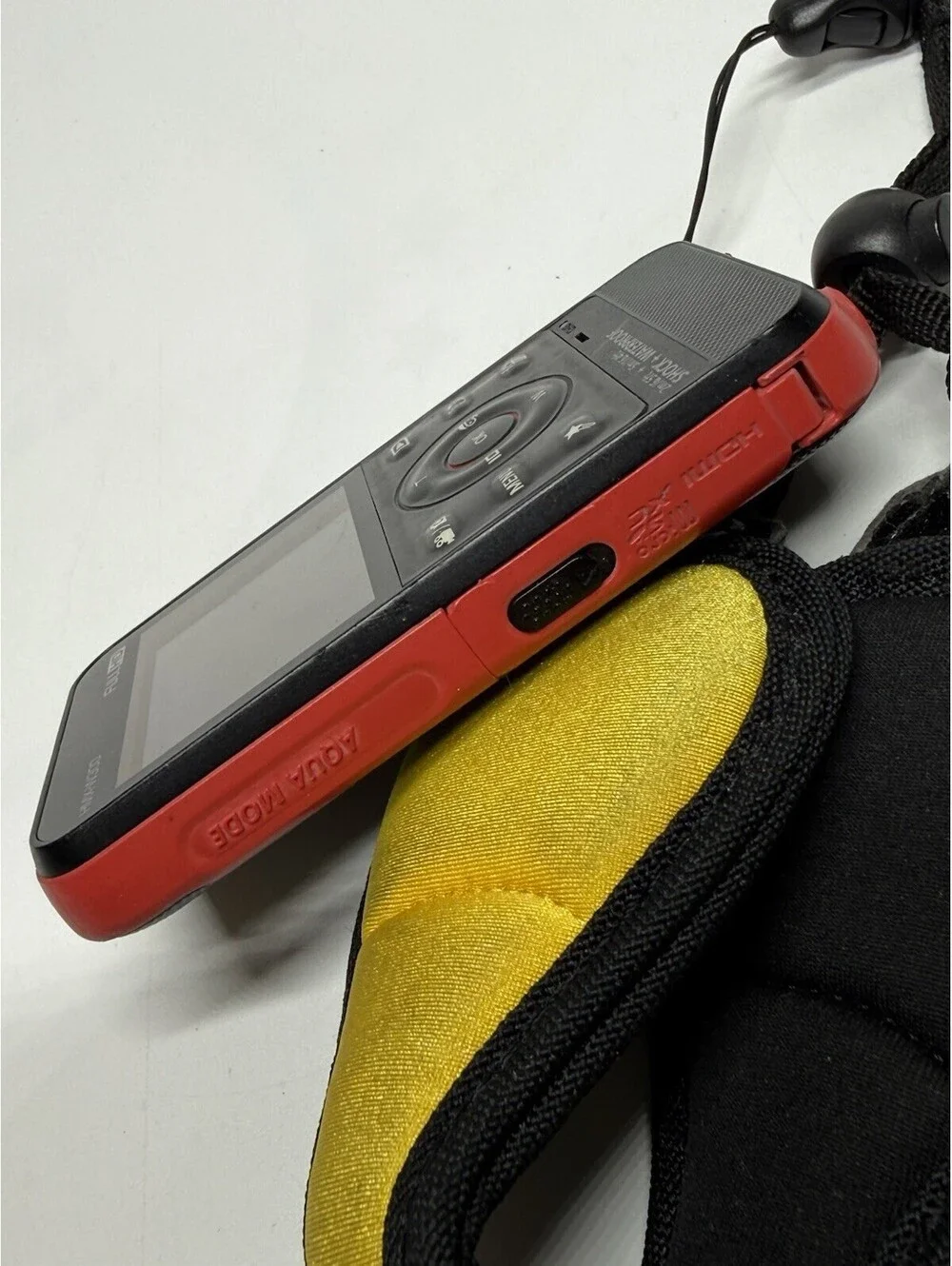 Samsung HMX-W300 Full HD 1080p Waterproof Shockproof Sports Camera 16GB Memory